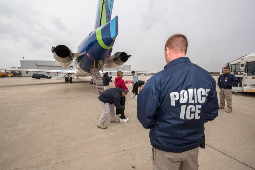 Avión de deportación del ICE en pista de aeropuerto