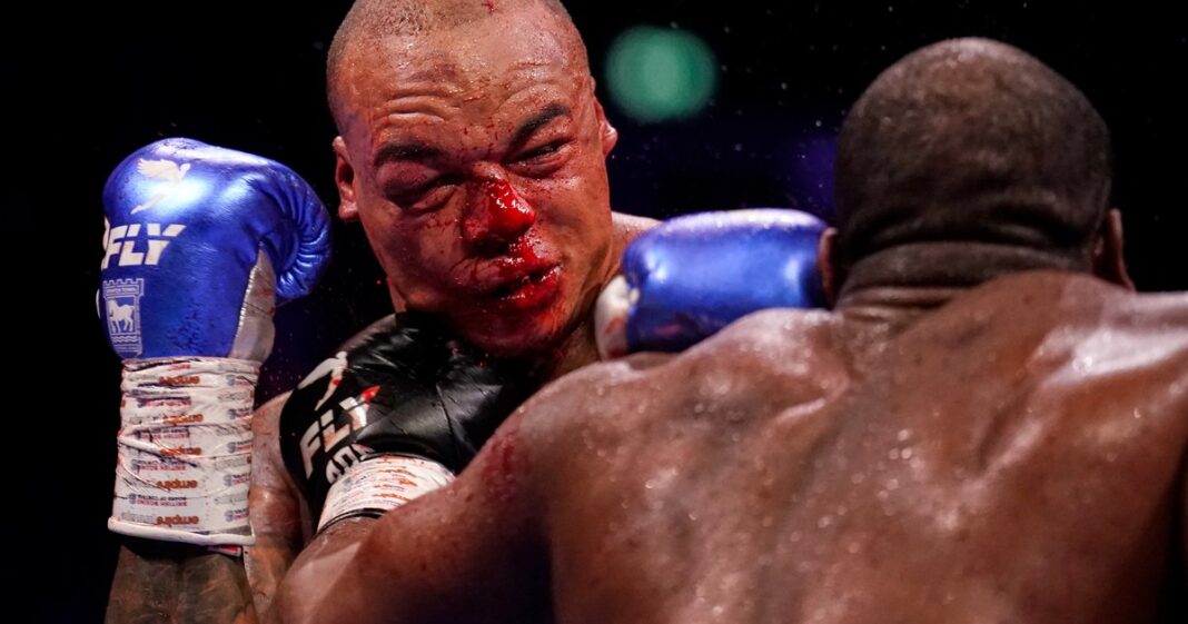 Daniel Dubois celebrando su victoria por nocaut técnico sobre Fabio Wardley en Manchester
