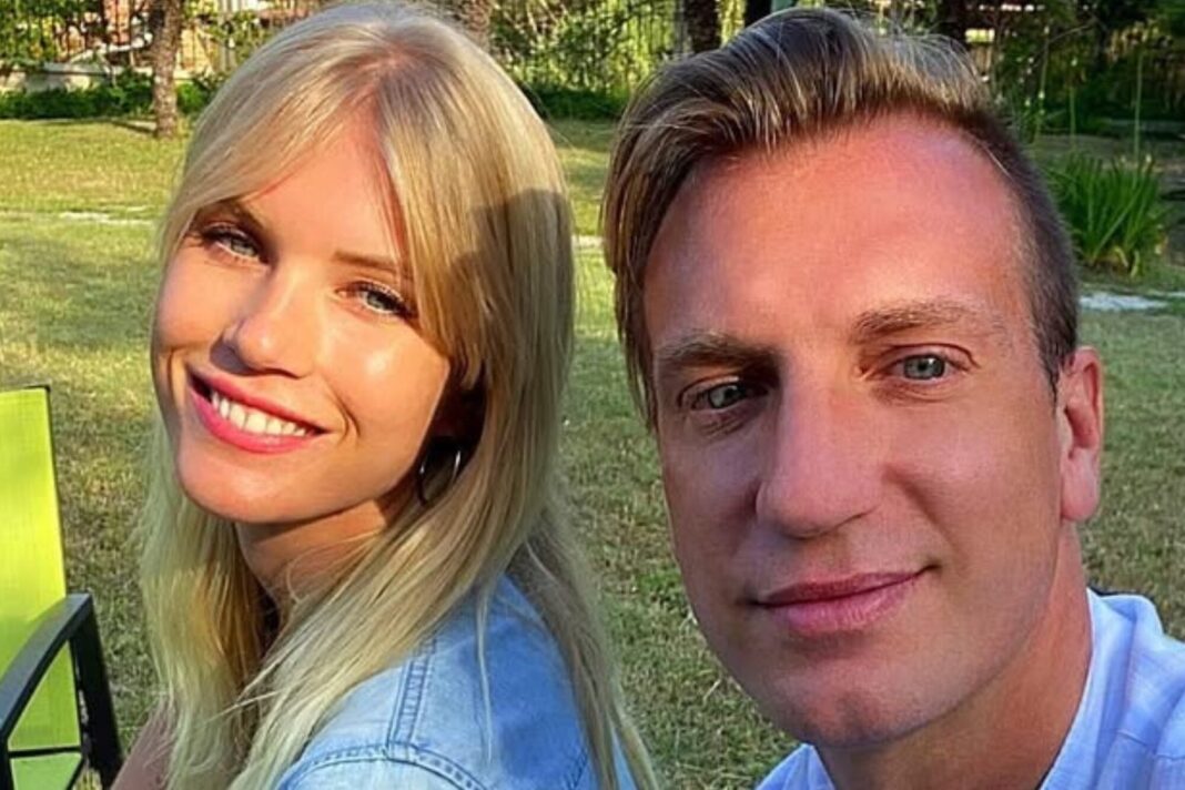 Daniela Christiansson soplando velas de cumpleaños junto a Maxi López y sus hijos