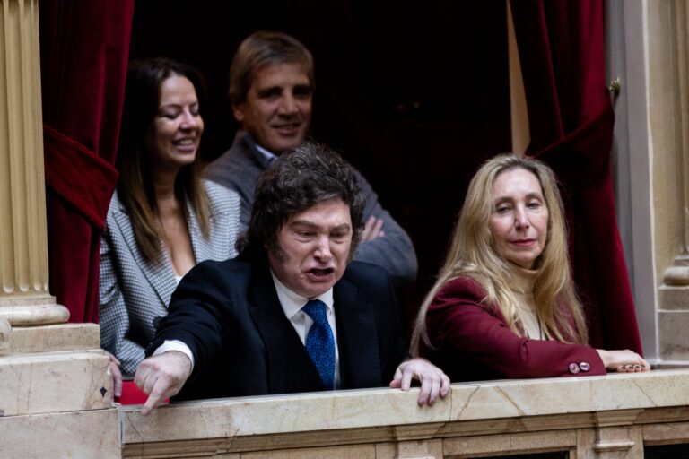 Manuel Adorni en el Congreso leyendo un comunicado