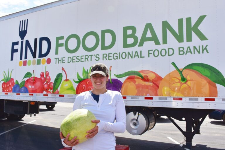 Personas recibiendo alimentos frescos en un operativo de distribución gratuita en California