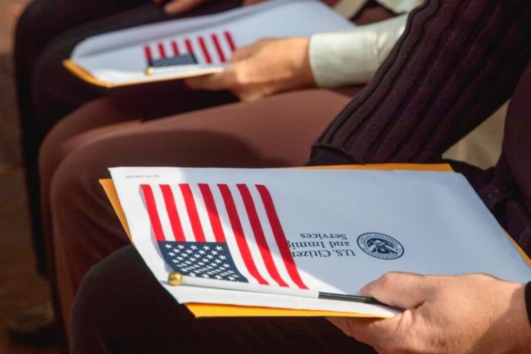 Bandera de Estados Unidos y Sudáfrica junto a siluetas de personas