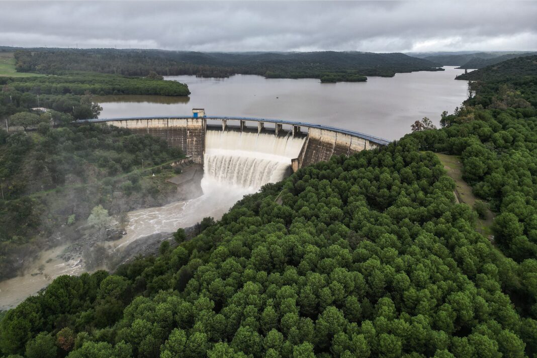 Vista de un embalse con agua en España