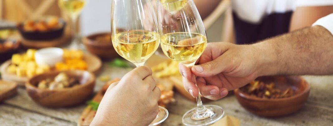 Botellas de vino Chardonnay argentino sobre mesa de madera