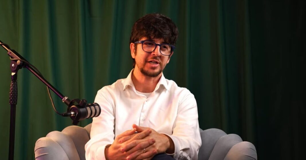 Enrique Esteve, inmunólogo, explicando la relación entre inflamación de bajo grado y envejecimiento