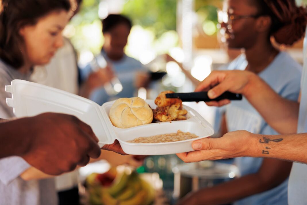Personas recibiendo alimentos gratuitos en un centro de distribución en Florida