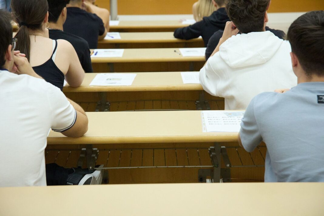 Tableta digital con preguntas de examen de residencias medicas