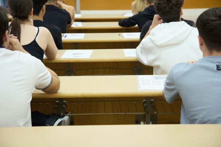 Tableta digital con preguntas de examen de residencias medicas