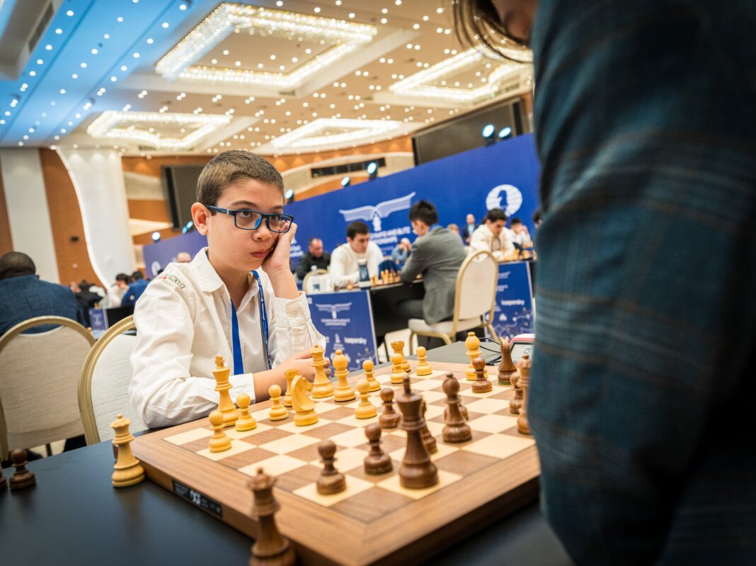 Faustino Oro jugando ajedrez en el Festival de Cerdeña