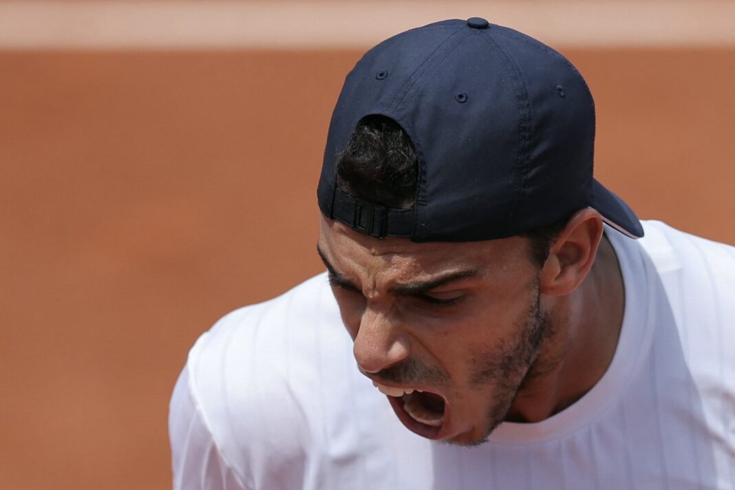 Francisco Cerúndolo durante su partido contra Zachary Svajda en Roland Garros