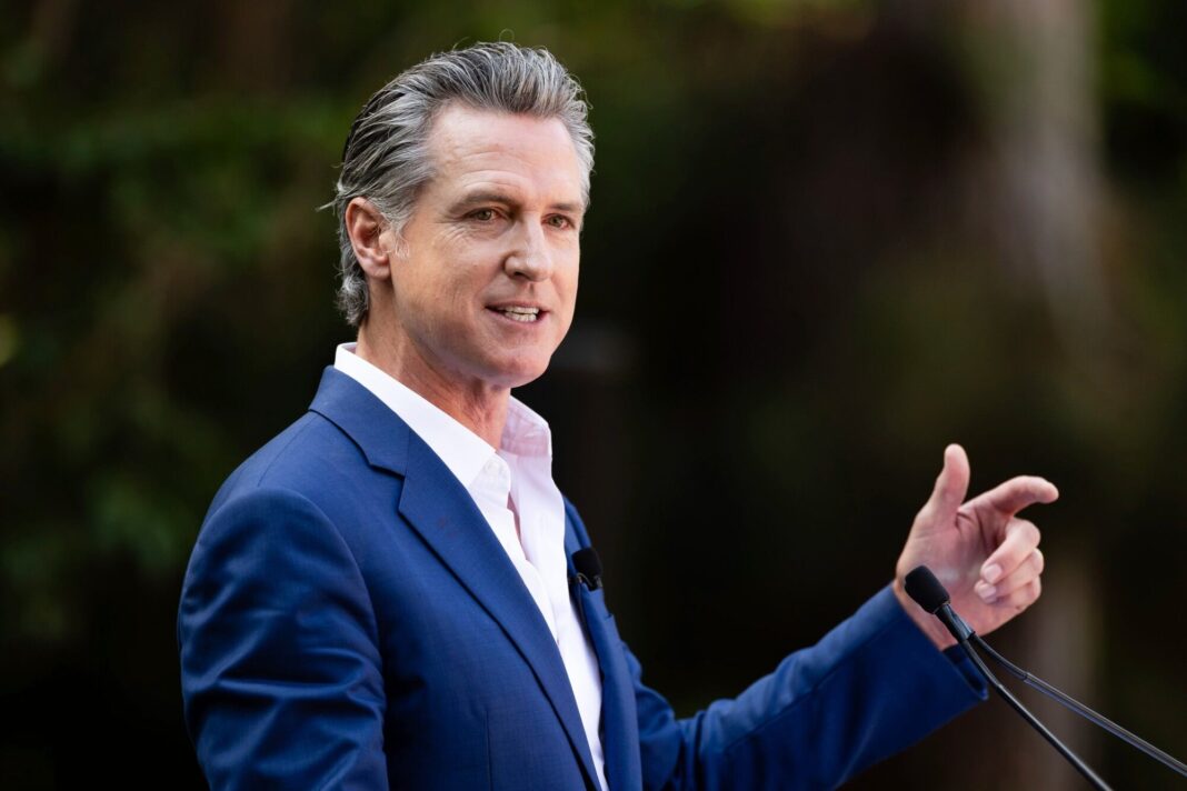 Gavin Newsom en conferencia de prensa presentando informe del FBI sobre crimen en California