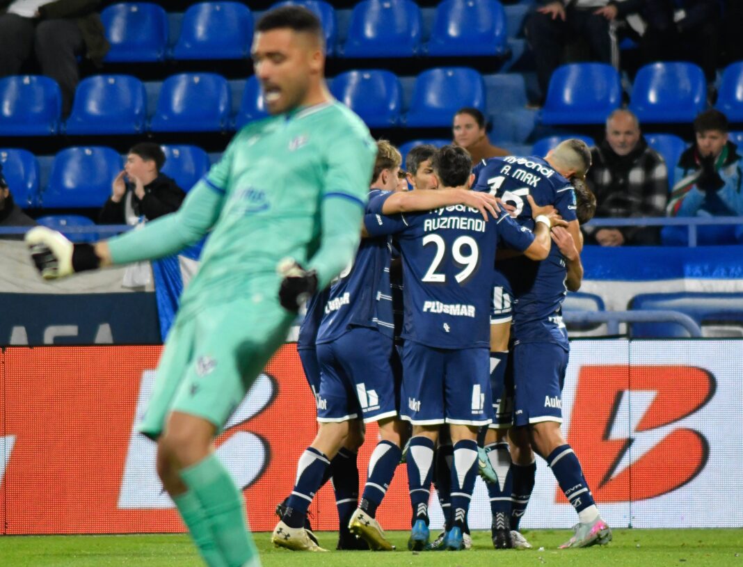 Jugadores de Gimnasia festejan el gol de penal de Marcelo Torres ante Vélez