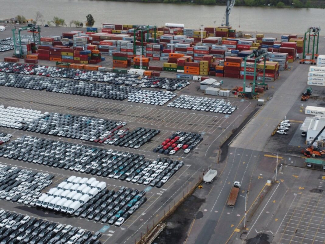 Presidente Javier Milei anunciando eliminación de retenciones a exportación de autos