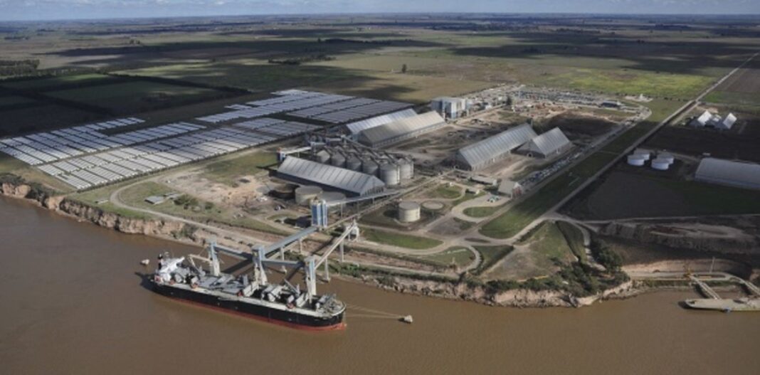 Vista aérea de terminales portuarias en el Gran Rosario, sobre el río Paraná