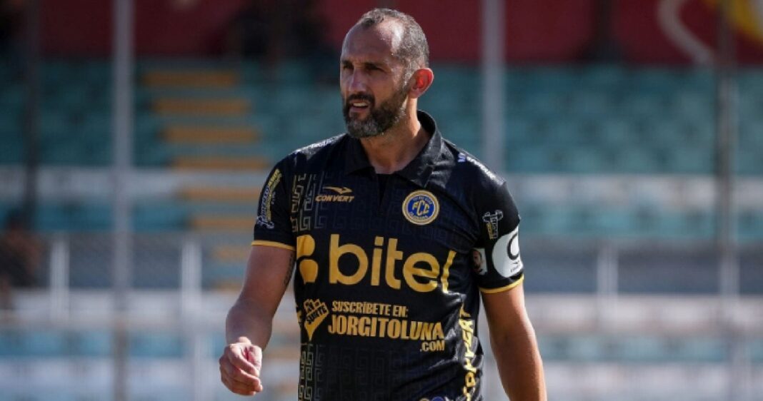 Hernán Barcos durante un partido con FC Cajamarca