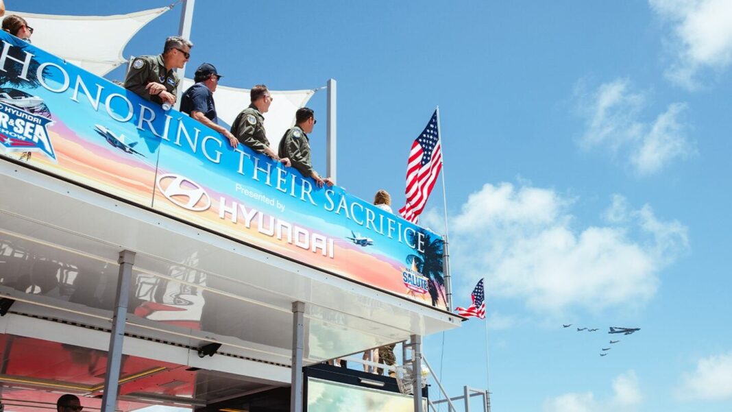 Aviones A-10 y Thunderbirds durante el Hyundai Air & Sea Show en Miami Beach