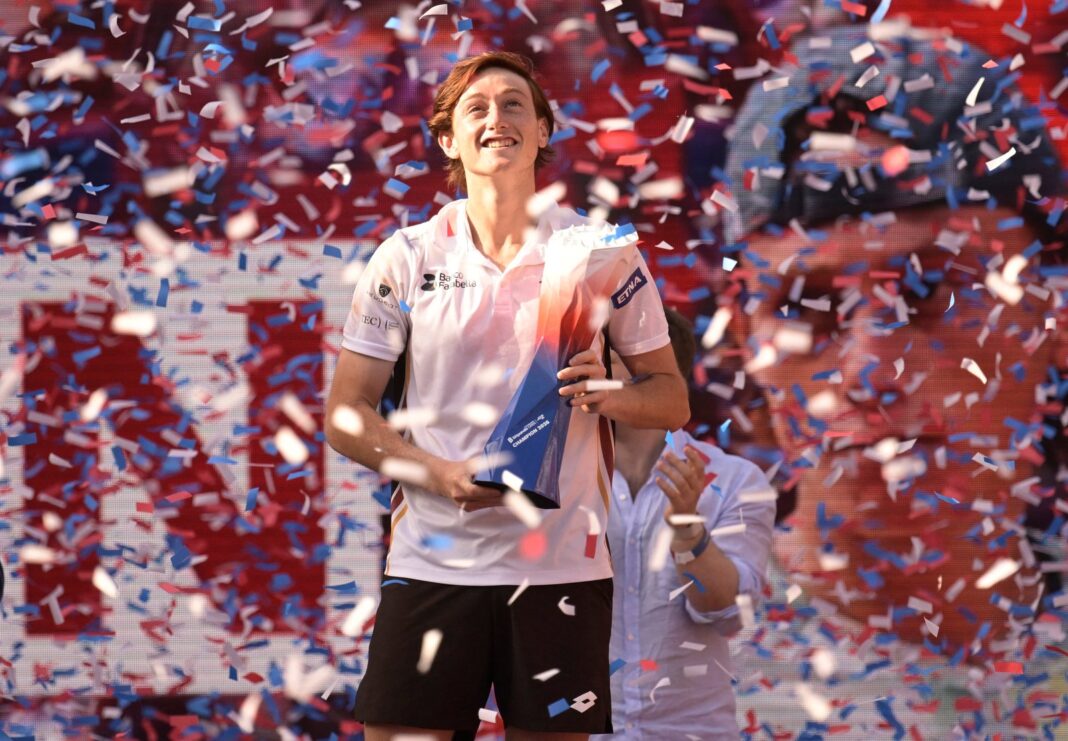 Ignacio Buse sosteniendo el trofeo del ATP 500 de Hamburgo