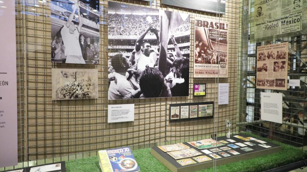 Exposición sobre mundiales en el Centro Cultural del IMSS
