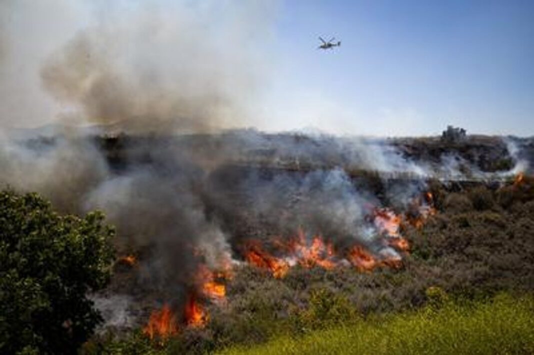 Bomberos combaten el incendio Sandy en Simi Valley, California