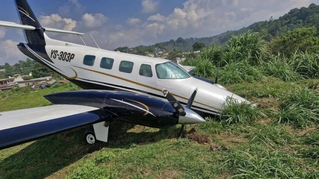 Avioneta en pista del aeródromo de Cobán, Alta Verapaz, Guatemala