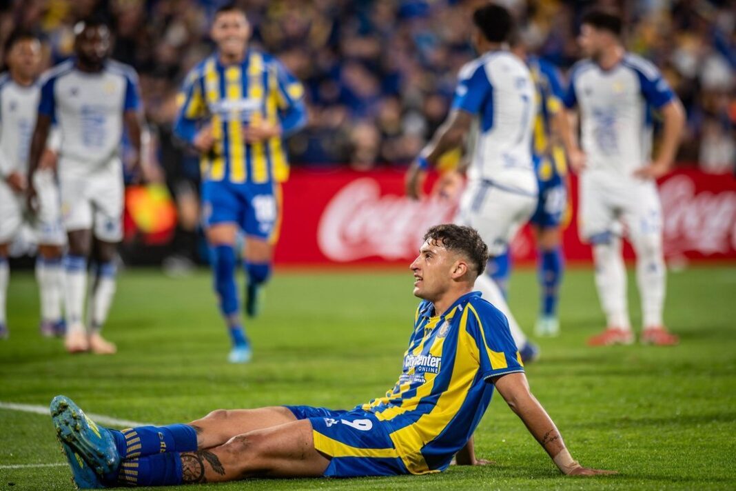 Escudo de Rosario Central sobre fondo negro