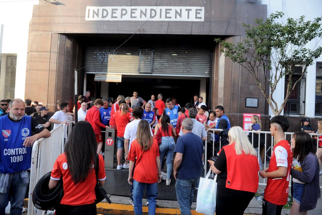 Escudo del Club Atlético Independiente en el estadio Libertadores de América