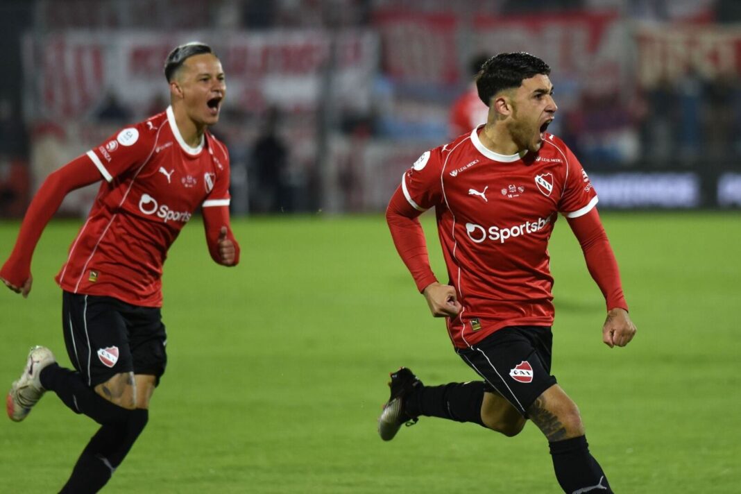 Jugadores de Independiente celebran un gol ante Unión en la Copa Argentina