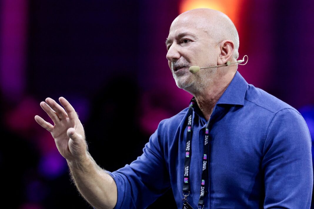 Jeff Bezos en entrevista con CNBC hablando sobre inteligencia artificial y economía