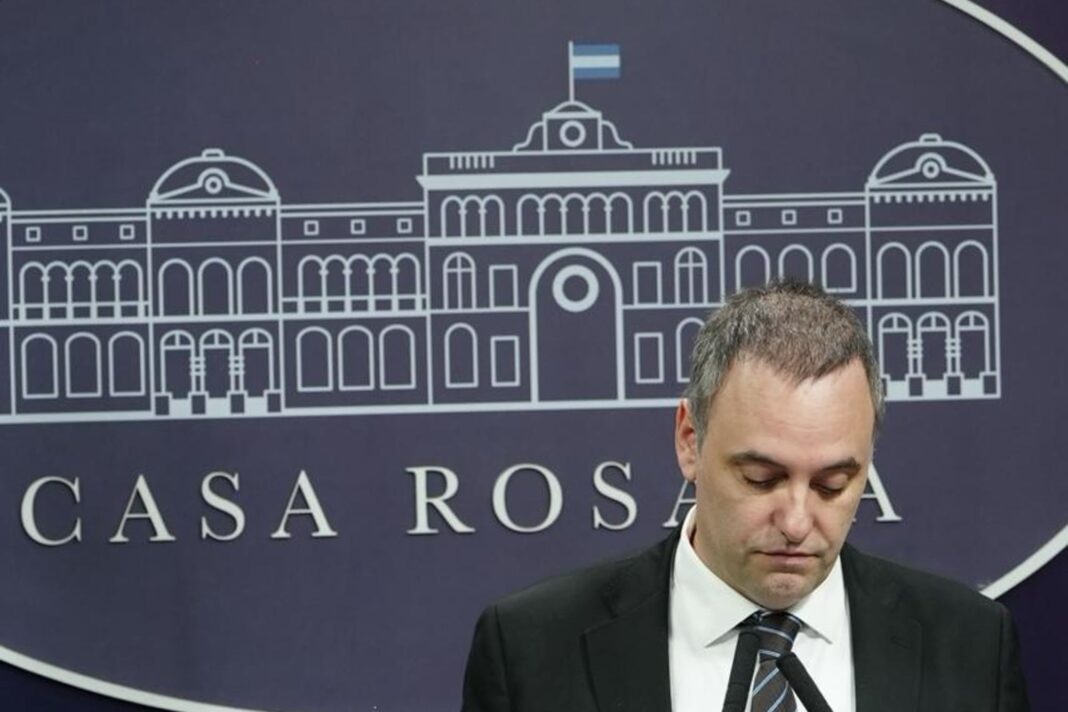 Manuel Adorni, jefe de Gabinete, en una conferencia de prensa
