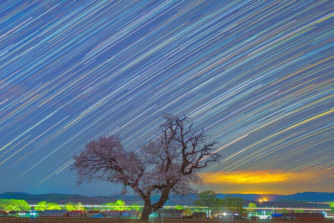 Imagen compuesta del cielo estrellado en una zona septentrional de China, mostrando el paso de los astros