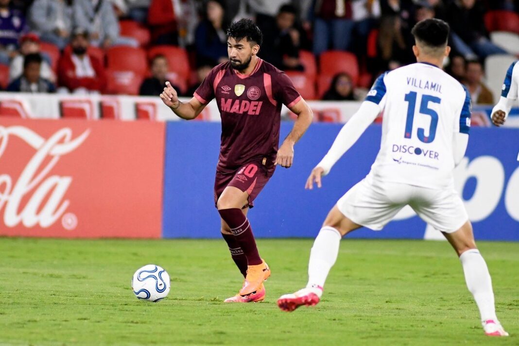 Partido de fútbol entre Lanús y Liga de Quito en el estadio Rodrigo Paz Delgado