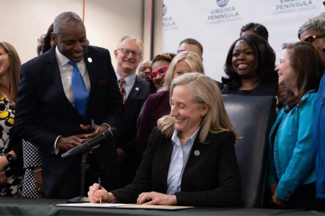 Gobernadora de Virginia Abigail Spanberger firmando paquete legislativo sobre empleo y capacitación