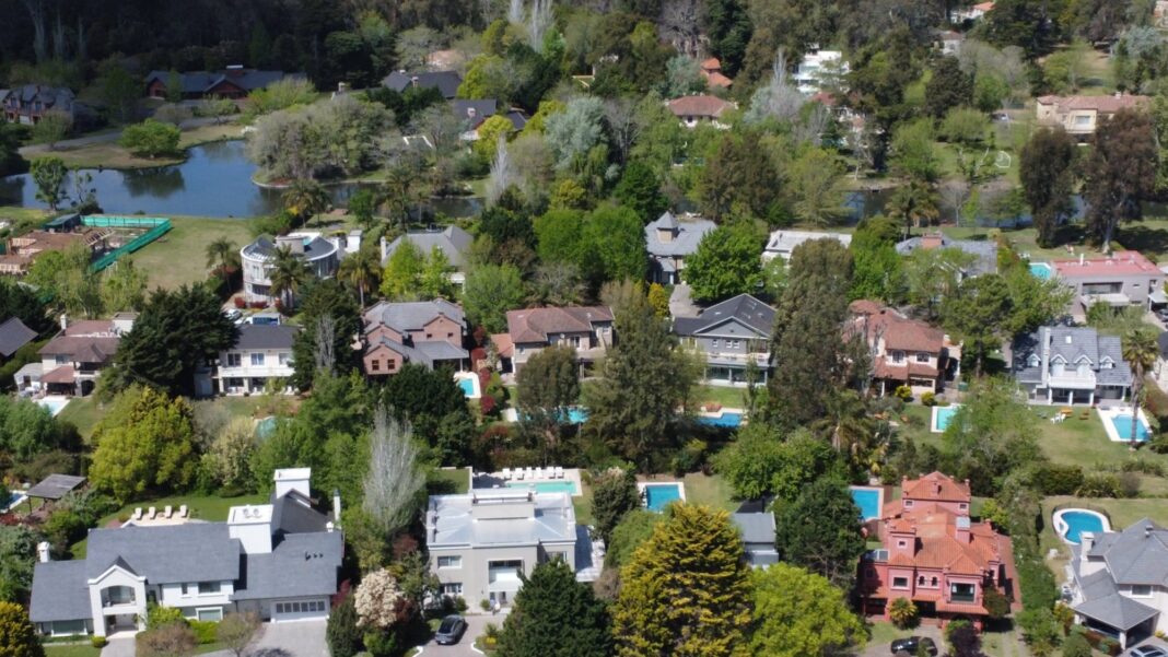 Imagen aérea de un barrio privado en zona norte del Gran Buenos Aires con lotes y áreas verdes
