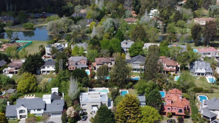 Imagen aérea de un barrio privado en zona norte del Gran Buenos Aires con lotes y áreas verdes