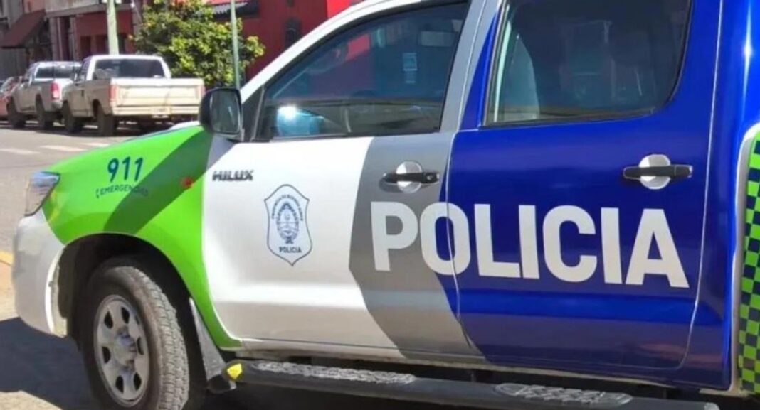 Comerciante mostrando daños en cortina metálica de su negocio en Mar del Plata