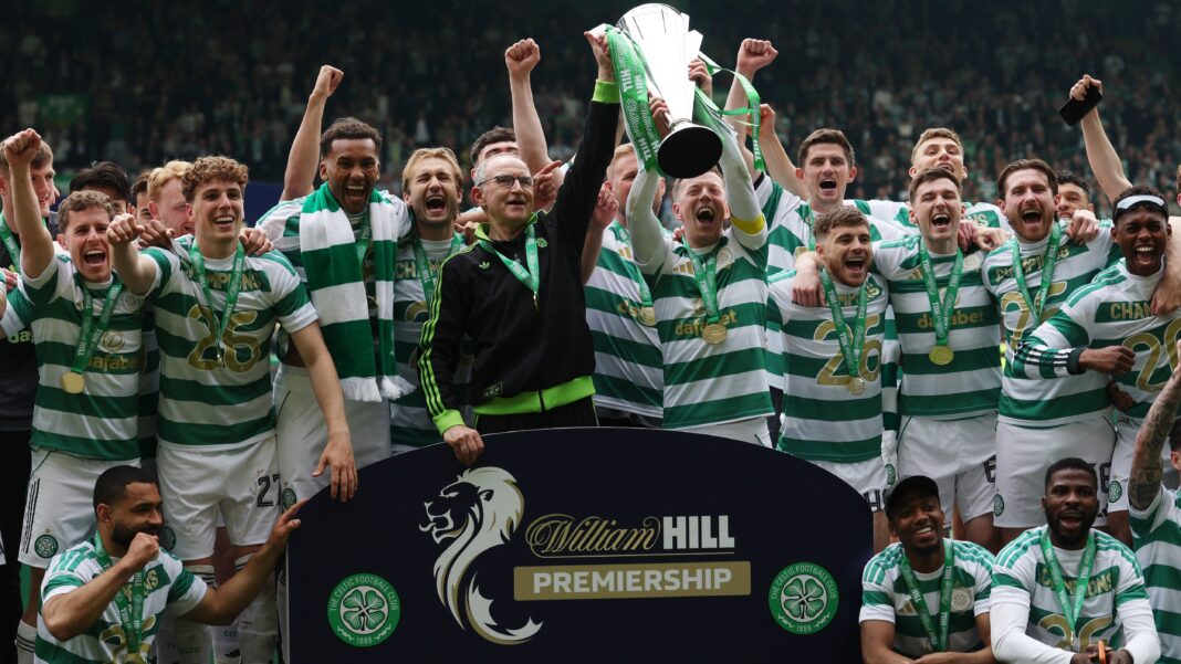 Marcelo Saracchi celebrando con sus compañeros del Celtic tras ganar la Scottish Premiership