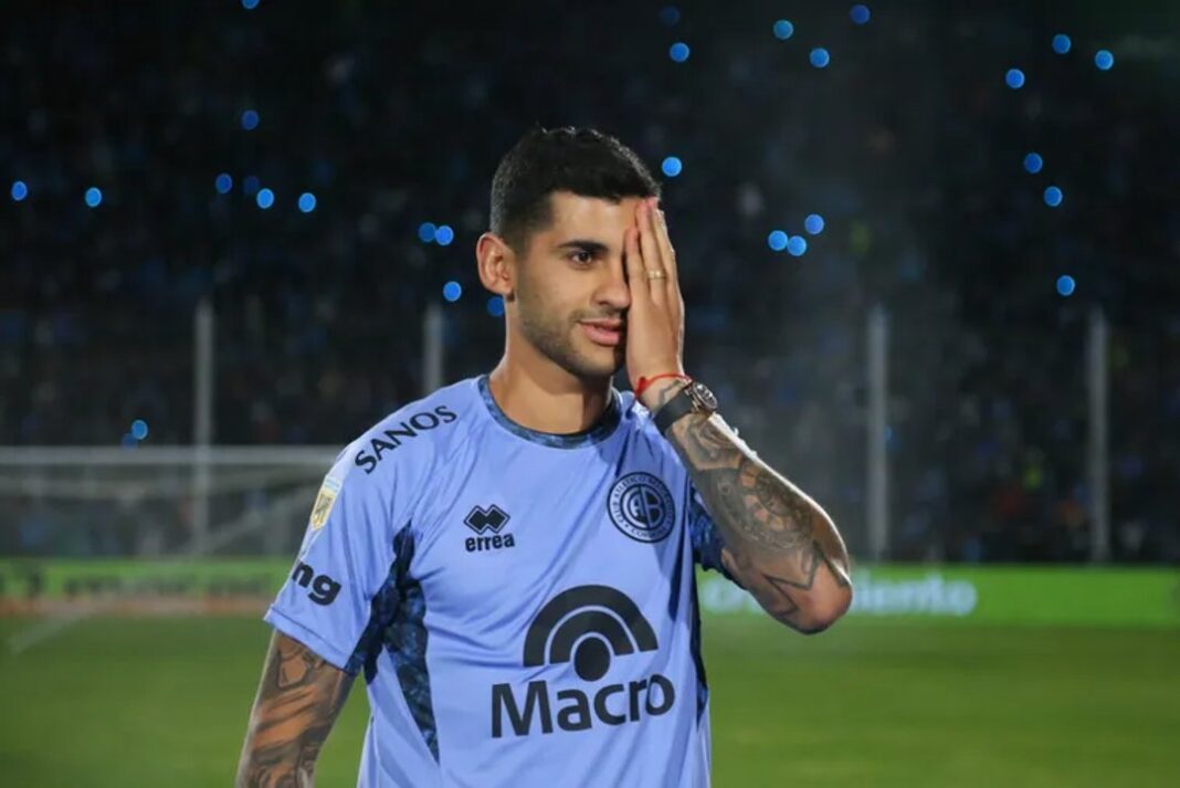 Cuti Romero celebrando con la camiseta de Belgrano