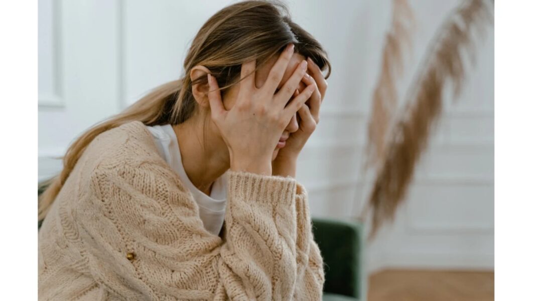 Mujer practicando respiración profunda para controlar la ansiedad