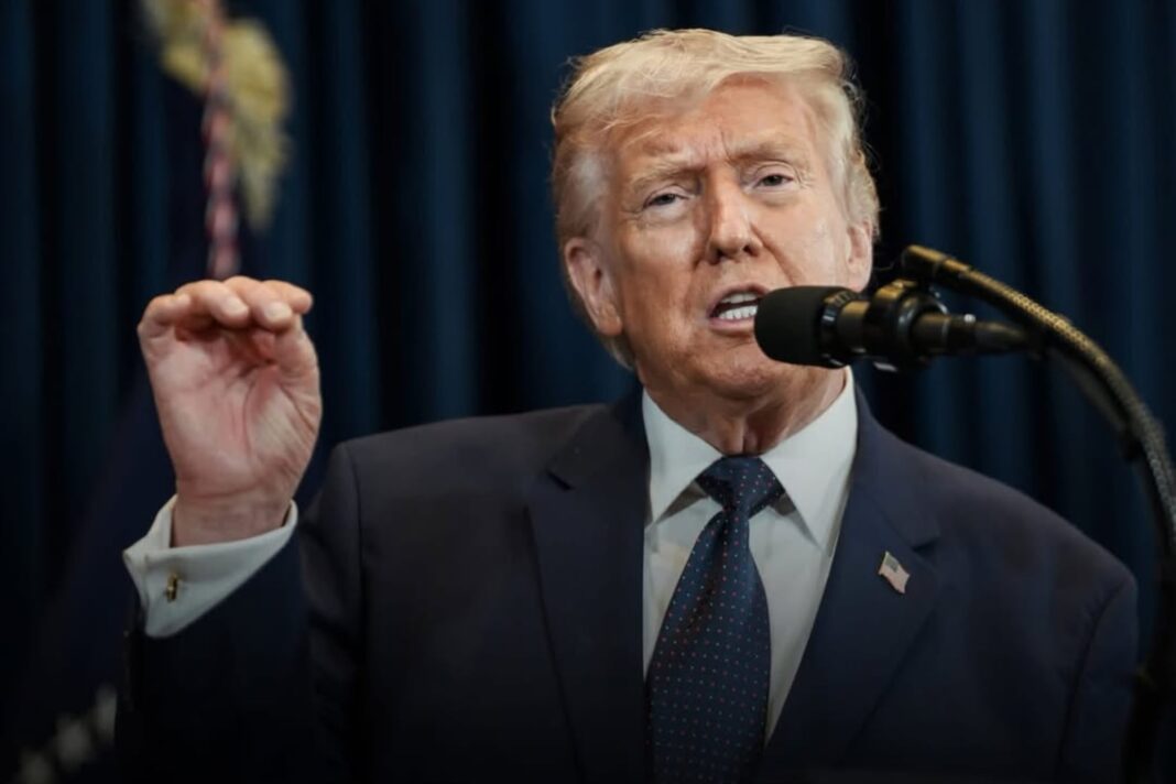 Billetes de dólar con la firma de Donald Trump y un cartel del Aeropuerto Internacional Presidente Donald J. Trump