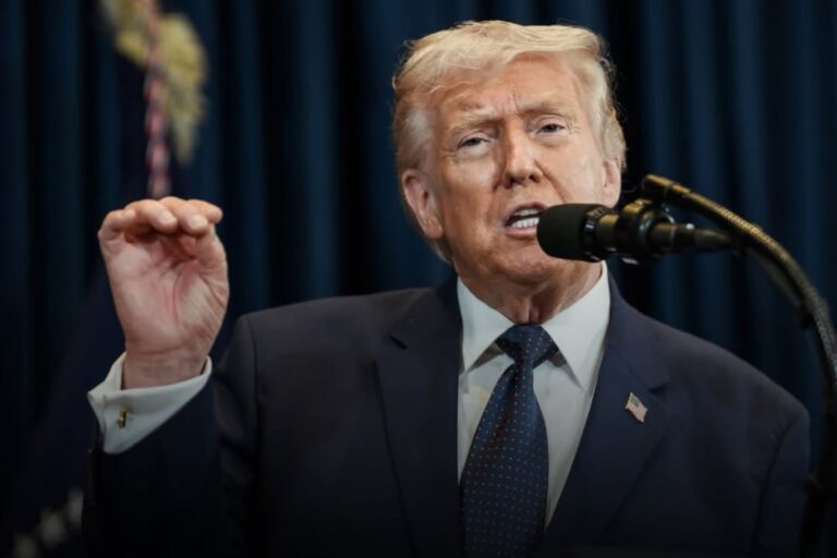 Billetes de dólar con la firma de Donald Trump y un cartel del Aeropuerto Internacional Presidente Donald J. Trump