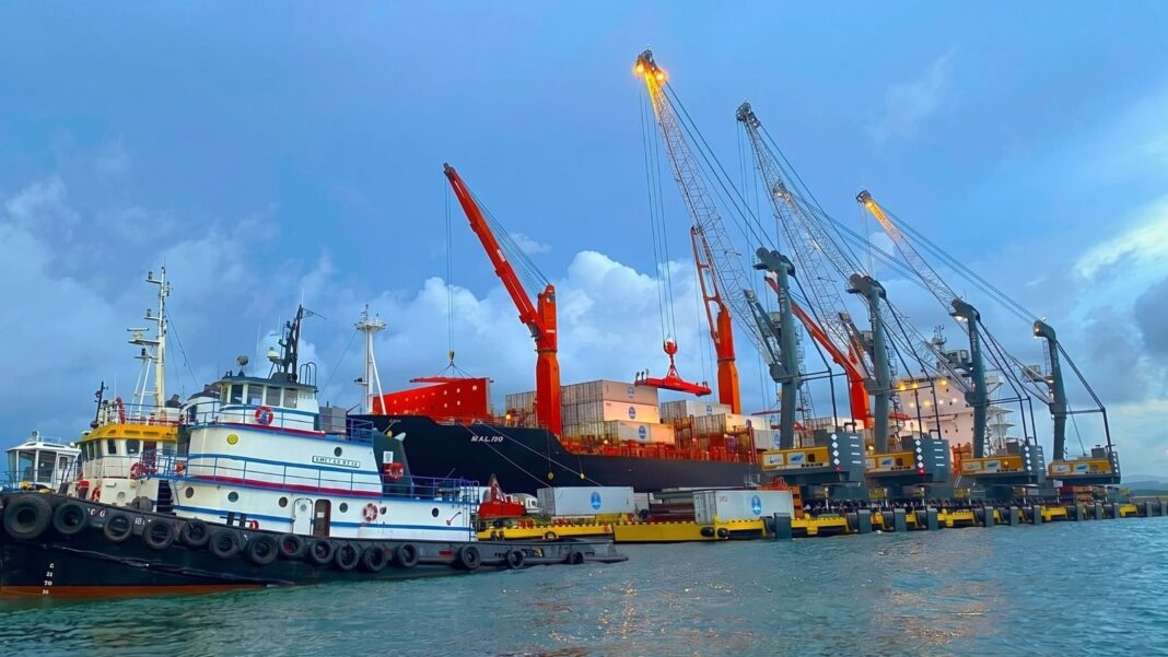 Puerto de Guatemala con contenedores