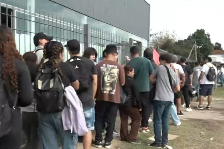 Fila de personas en la calle en Moreno postulándose a empleo en frigorífico