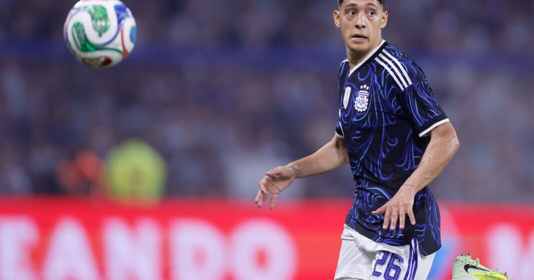 Nahuel Molina durante un partido con la Selección Argentina