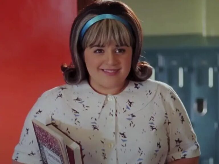 Nikki Blonsky sonriendo en el set de Hairspray