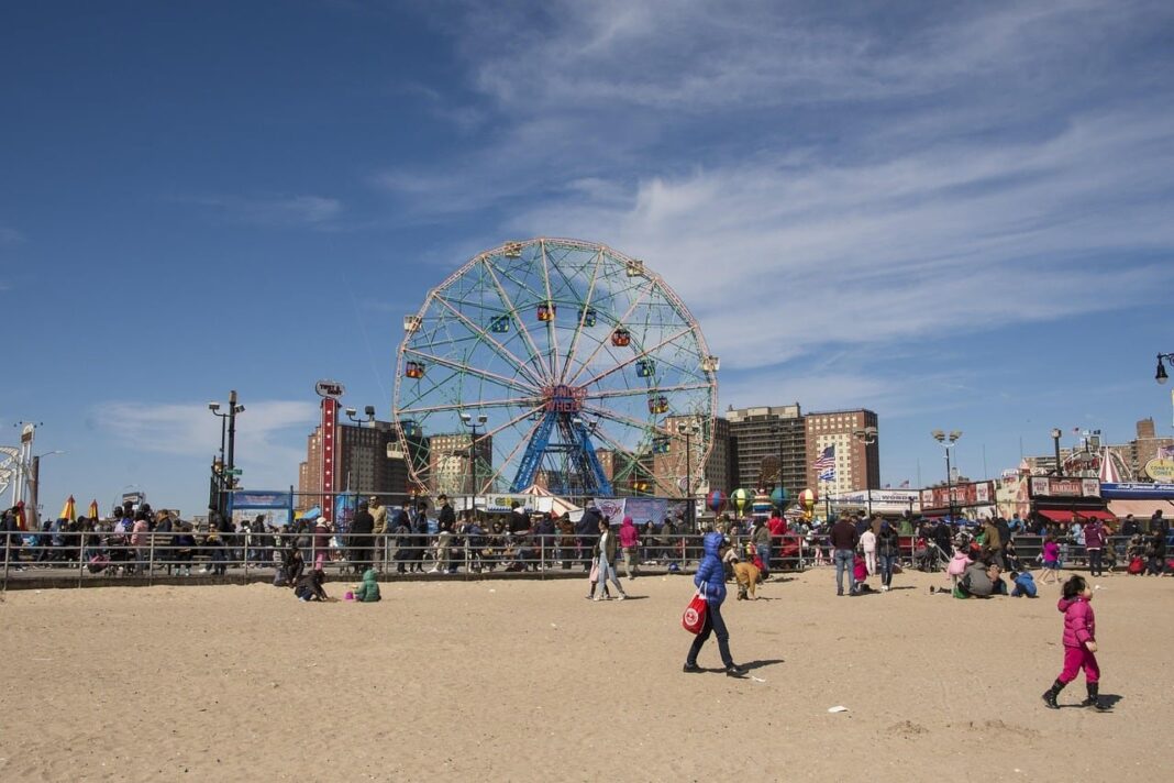 Socorristas en una playa de Nueva York durante la temporada de verano