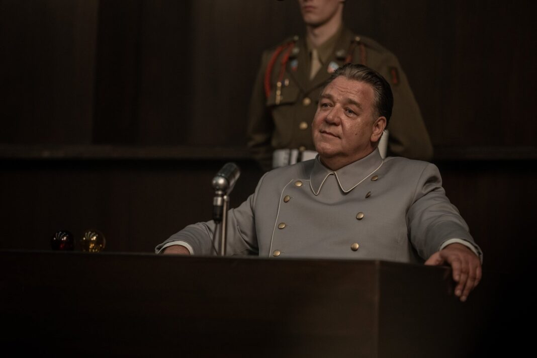 Escena de la película Núremberg con Russell Crowe y Rami Malek