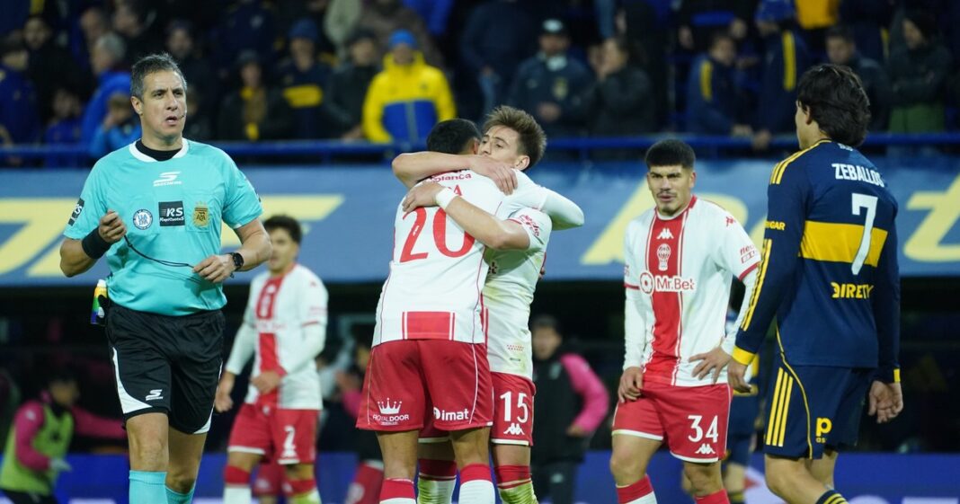 Jugadores disputando un partido de octavos de final del Torneo Apertura 2026