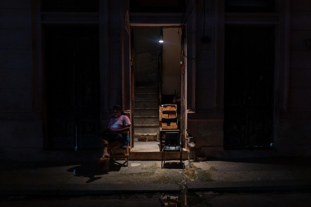 Hospital en Cuba durante un apagón, con personal sanitario trabajando con luz de emergencia
