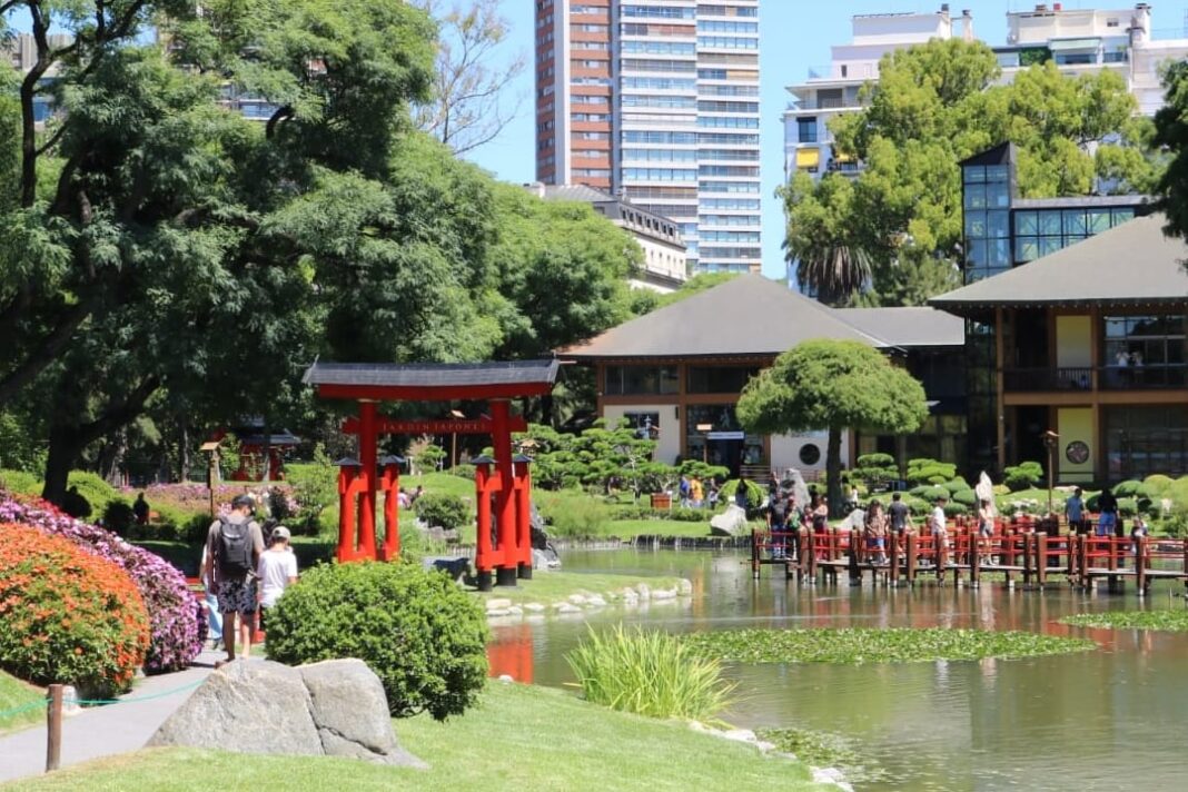 Puente rojo y paisaje otoñal en el Jardín Japonés de Buenos Aires
