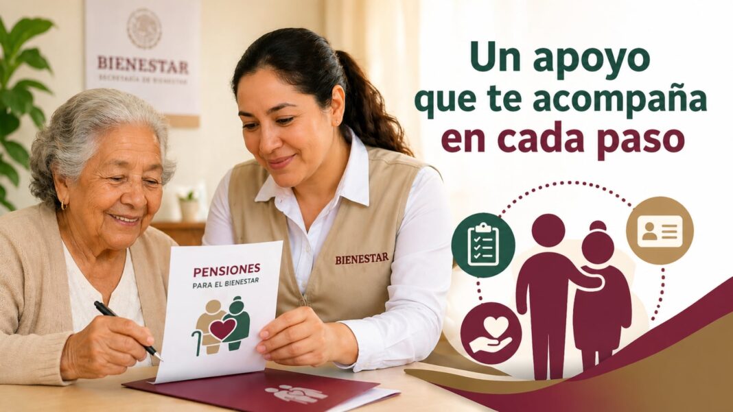 Persona mayor con tarjeta del Banco del Bienestar en mano